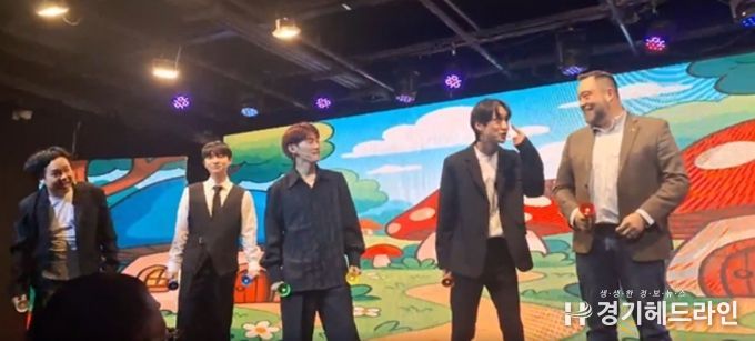 공연을 하고있는 K-Pop 개그 아이돌 과 바스티안 뢰슬러 회장 회장 (Plasmatreat Korea) (사진제공: 주한외국기업연합회 KOFA)