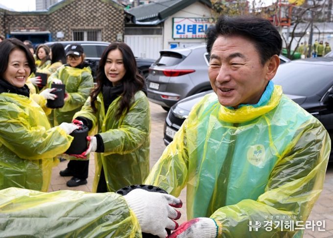 김동근 시장이 12월 13일 의정부명지회의 ‘사랑의 연탄 나눔 행사’에 참여하고 있다.