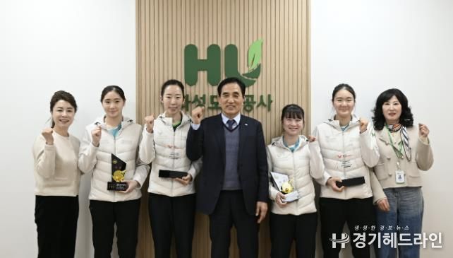 국제대회와 전국대회에서 입상한 화성도시공사 탁구단 선수들과 HU공사 한병홍 사장이 메달과 상패를 들고 기념촬영을 하고 있다.