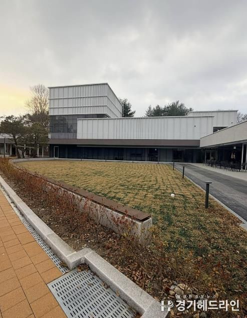 결혼식 후 연회장소로 활용할 수 있는 성남물빛정원 뮤직홀 앞 잔디마당