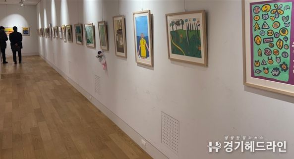 인천장애인종합복지관과 혜원의료재단 세종병원이 함께 준비한 전시회 ‘세종 온(溫) 세상을 그리다: 함께 나누는 희망’이 열린 지난 9일 관람객이 작품을 감상하고 있다.