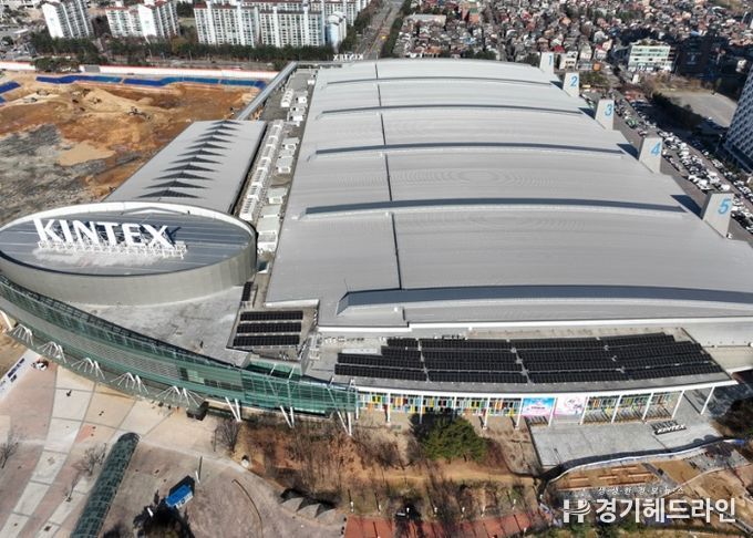 킨텍스 제1전시장 옥상에 설치된 태양광 발전시설
