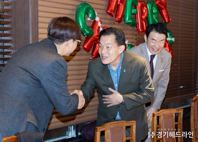 이재준 수원시장이 새빛! 보건의료발전 간담회 참석자들과 인사하고 있다.