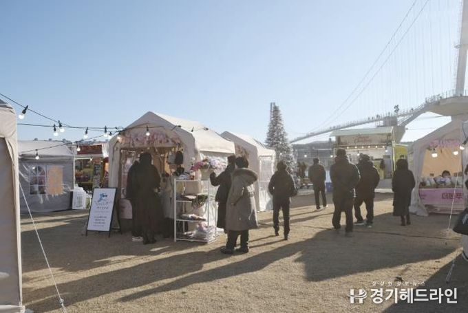 출렁다리 야경 아래 크리스마스 마켓… '핑크 홀리데이 여주'