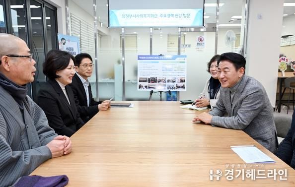 김동근 시장이 12월 29일 2층 리모델링을 마친 의정부시사회복지회관을 방문해 관계자들과 소통하고 있다.