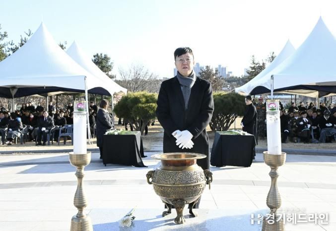 이민근 안산시장이 1일 원곡공원 내 현충탑에서 국가를 위해 희생·헌신한 분들에 대한 참배를 하고 있다.