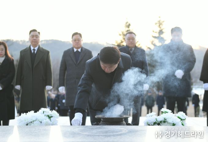 윤창철 의장을 비롯한 시의원들이 1월 2일 오전, 현충탑에서 헌화하고 분향한 뒤, 나라를 위해 헌신한 분들께 참배하고 있다.