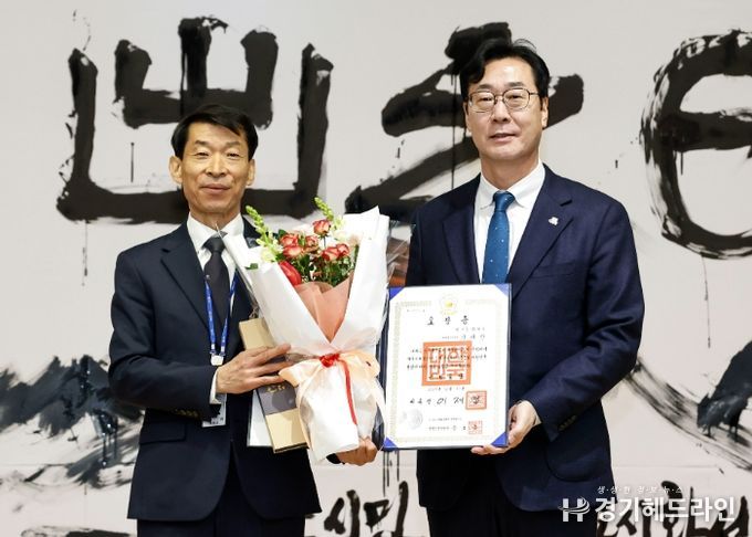 정명근 화성특례시장이 강래향 행정종합관찰관에게 대통평 표창을 수요하고 기념촬영을 하고 있다