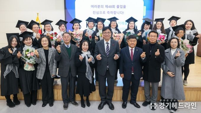 박창호 의원(앞줄 우측 세 번째)과 인천여고부설방송통신고등학교 졸업생들이 함께 단체 사진 촬영을 하고 있다.