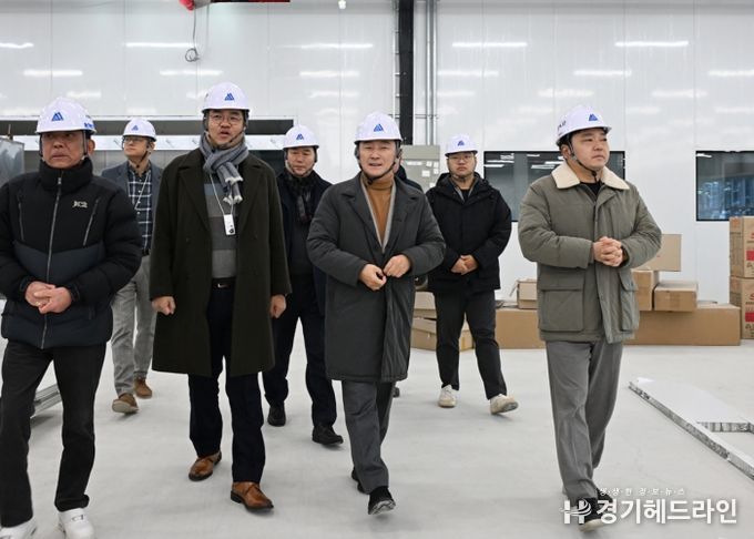 김동근 시장이 1월 6일 (주)시지메드텍 D동 건축 현장현장을 둘러보고 있다.