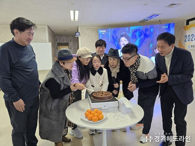 (주)케이엔터프라이즈 신년회 단체 케잌 커팅 사진 (왼쪽부터 윤영용 대표, 김영애 팬클럽 짱 회장, 가수 장은숙, 전하윤, 서진태본부장, 김미성 원로가수, 정원수 작곡가, 진영관 서울특별시도시정책위원장 등)