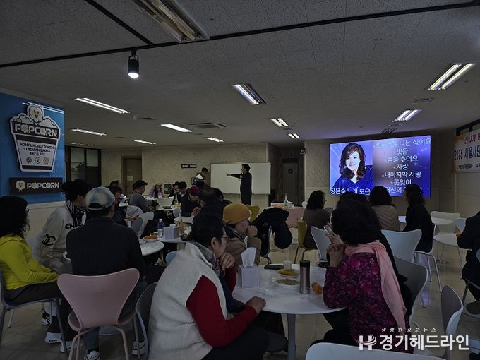 신곡 “아파요아파요”와 가수 장은숙을 소개하고 있는 윤영용 대표