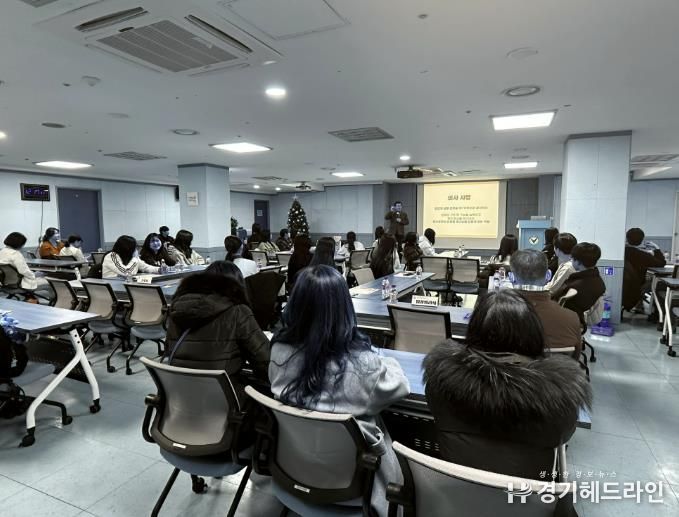 다보스병원 양성범 이사장이 8일 다보스병원에서 의료분야 진로체험에 앞서 학생들을 대상으로 특강을 하고 있다.