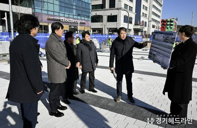 이민근 안산시장(사진 왼쪽 두번째)이, 8일 단원구 고잔동 중앙대로 일원 녹도 재정비 사업 설명을 듣고 있다.