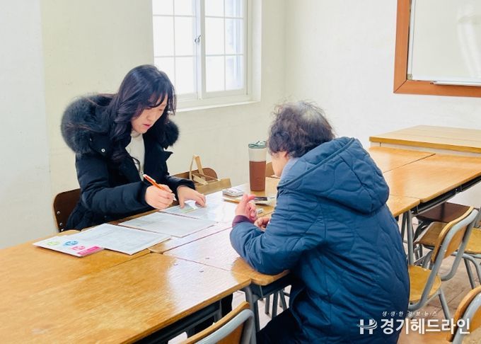 수원시 영통구치매안심센터 관계자가 망포동성당에서 찾아가는 치매조기검진을 하고 있다.