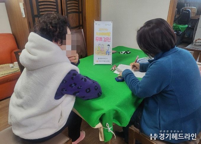 관내 경로당에서 '찾아가는 치매 조기검진'을 진행하고 있다.