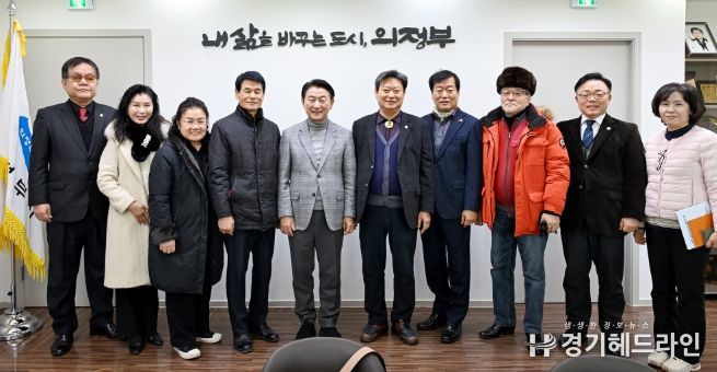 1월 20일 시장실에서 열린 문화상 수상자포럼 제8대 임원진 간담회에서 참석자들이 기념사진을 찍고 있다.