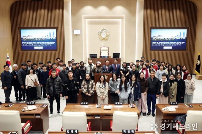 원특례시의회 본회의장에서 베트남 고등학생 의회 견학 단체 기념촬영