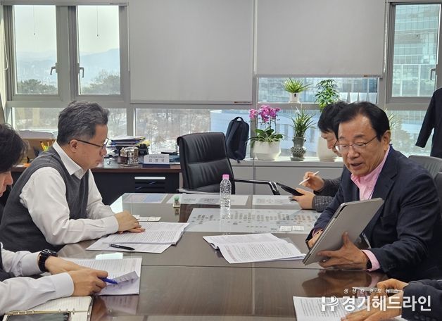 이현재 하남시장이 2일 국토교통부를 방문해 김영국 주택공급추진본부장과 면담하며 교산신도시의 조속한 정부 약속 이행과 위례신사선 하남 연장 등 주요 현안 해결을 건의하고 있다.