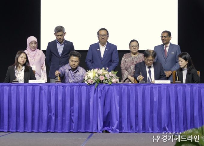 업무협약 (왼쪽부터) 사바주재단 투자법인 비서 조셀린 총, 사바국제컨벤션센터 최고경영자 다툭 하지아 로스마와티 하지 라수키 박사, 사바 주 입법의회 부의장 브리가디어 제너럴 다툭 하지 알 함브라 빈 툰 주하르, 사바주재단 투자법인 회계재무 수석 매니저 조슈아 호, 사바 관광·문화·환경부 차관보 안디 샴수리잘 박사, 고양국제박람회재단 이상열 본부장, 사바컨벤션뷰로 최고경영자 노레다 오트만, 말레이시아 컨벤션 및 전시 주최자·공급업체 협회(MACEOS) 회장 다툭 간디 박사, 고양국제박람회재단 황수아 대리
