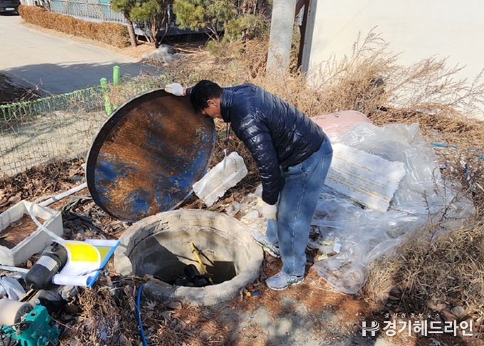 시 관계자가 지하수 이용실태조사를 하고 있다.