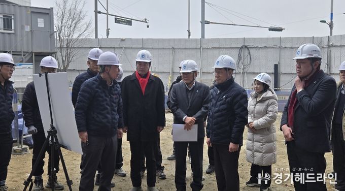 인천시의회 신충식 의원이 13일 유정복 인천시장과 함께 ‘검단근로자복합문화센터’ 공사 현장에서 공사 진행 상황을 듣고 있다.