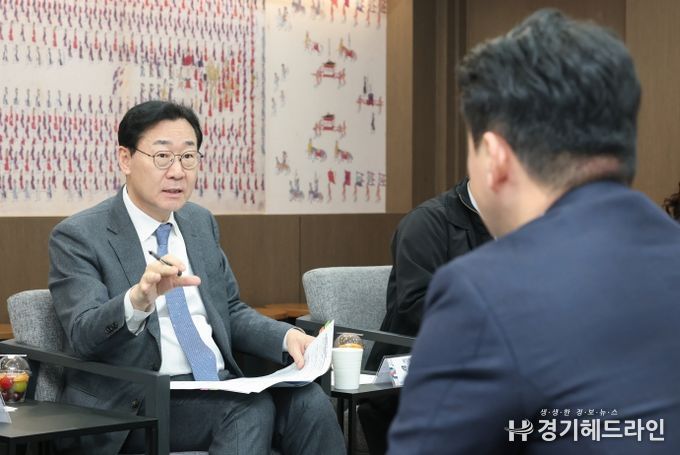 정명근 화성특례시장이 13일 시가 주최한 '생리용품 부담 완화를 위한 소통 간담회'에서 '(가칭) 코리요 생리대' 추진 취지에 대해 설명하고 있다.