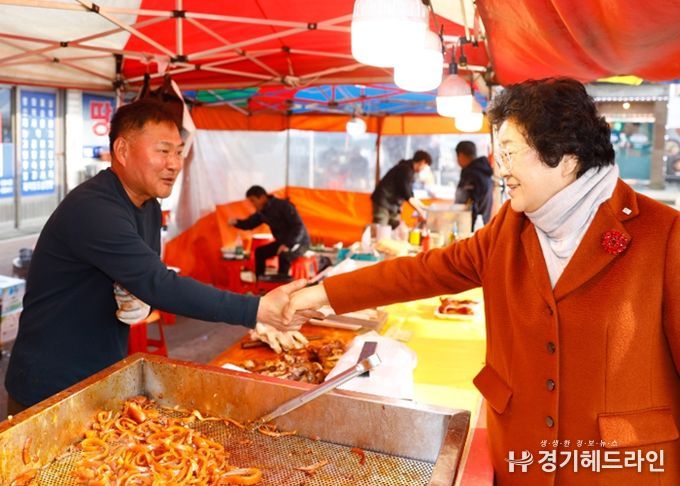 김경희 이천시장, 설 맞아 전통시장 방문 활력 응원