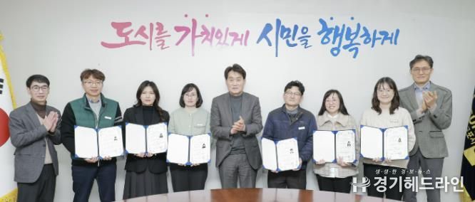 자격증을 취득한 직원들