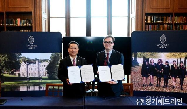유정복 인천광역시장이 24일(현지시간) 영국 위컴 애비 스쿨(Wycombe Abbey School)을 방문해 피터 워렌 이사장과 MOU를 체결한 뒤 기념촬영을 하고 있다.