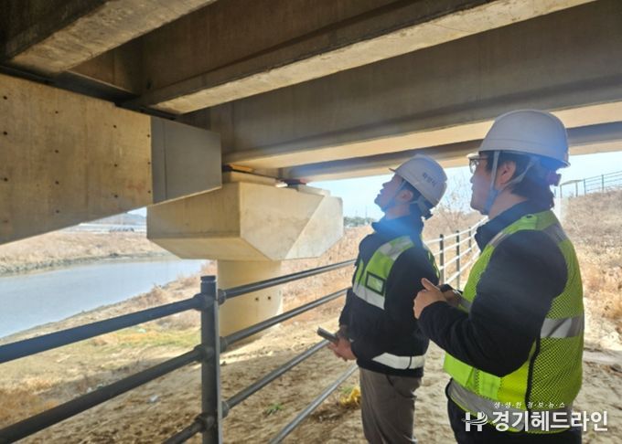 최병주 효행구청장이 동화교 하부 균열 및 침하 여부를 현장에서 점검하고 있다.