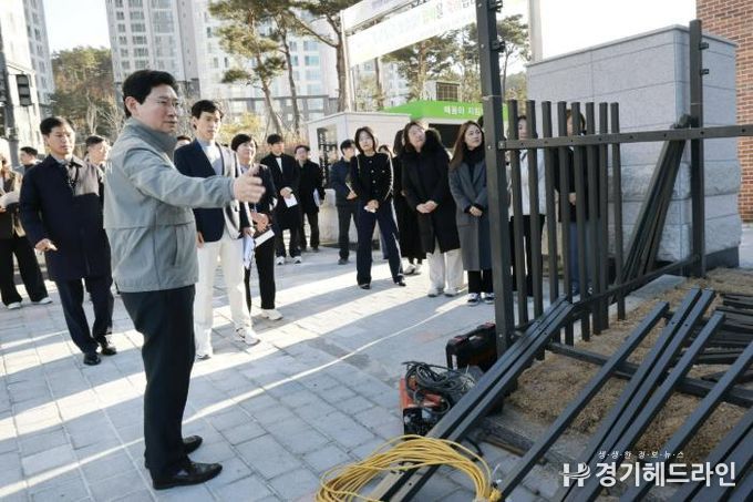 이상일 시장이 26일 용인솔빛초·중통합학교를 찾아 주요 시설을 살피고 있다