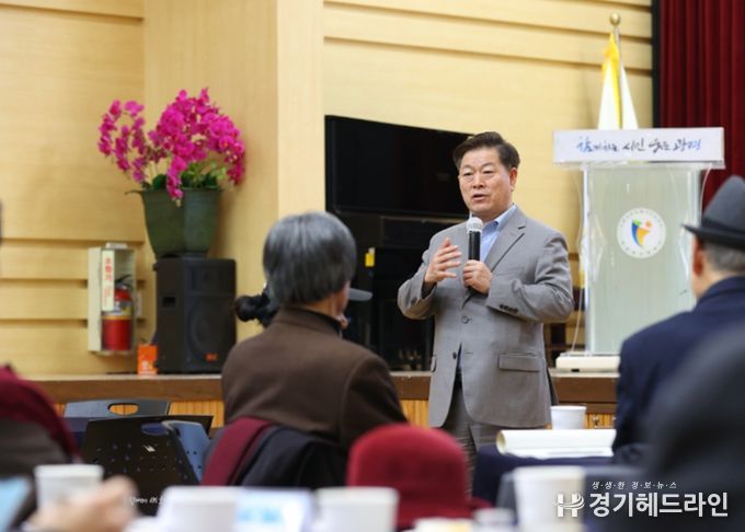 박승원 광명시장이 27일 오후 시청 대회의실에서 열린 '광명역사문화박물관 건립 포럼'에 참석해 인사말을 하고 있다.