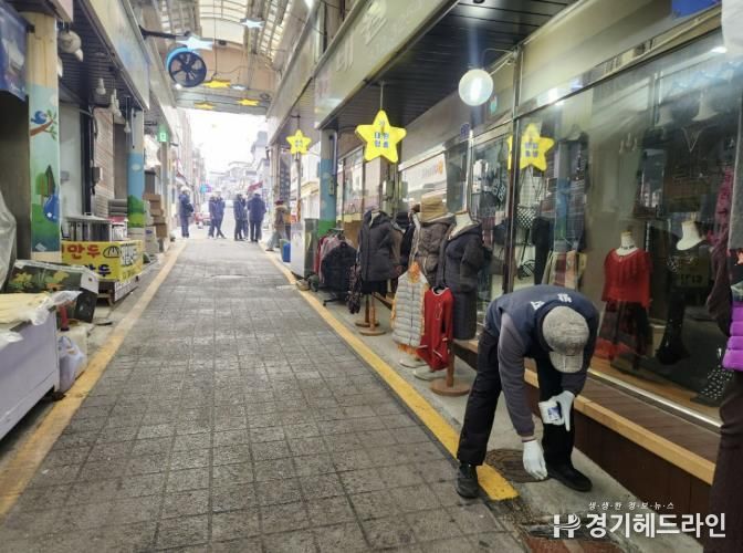 연천군보건의료원, “말라리아, 유충부터 잡는다”… 해빙기 유충구제 실시