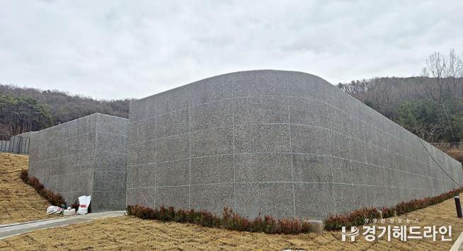 신규 설치된 화성도시공사 함백산추모공원 봉안담 사진