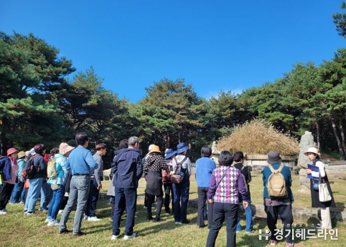 ‘동구릉 해설을 하고 있는 문화관광해설사의 모습’