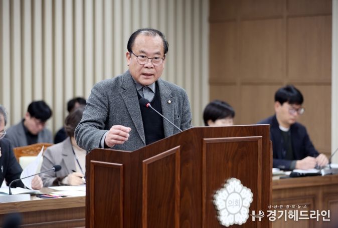 수원특례시의회 이찬용 의원이 제399회 임시회 도시미래위원회에서 발언하고 있다.