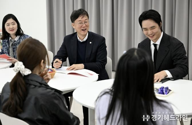 이민근 안산시장(가운데)이 13일 한부모가족 통합지원센터를 방문하고 센터 종사자 및 이용자들과 대화를 나누고 있다.