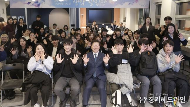 2024년 11월 청춘곳간에서 열린 '청년정책 생각펼침장' 워크숍 참여자들이 기념사진을 촬영하고 있다.