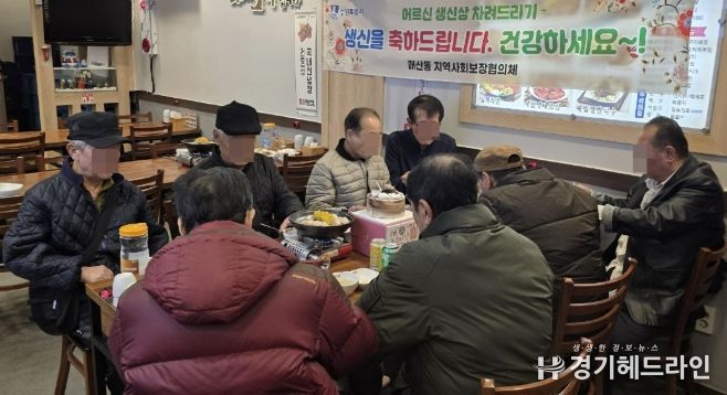수원시 팔달구 매산동 지역사회보장협의체, 홀몸어르신께 생신상 대접