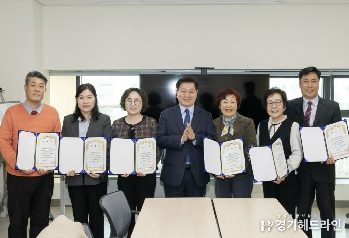 박승원 광명시장(사진 가운데)이 지난 19일 광명시 고혈압당뇨병 등록교육센터에서 열린 '건강리더 위촉식'에 참석해 시민건강리더들과 기념사진을 촬영하고 있다.