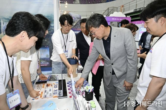 이민근 안산시장(오른쪽 두번째)이 2025년 6월 20일 청년 창업 경진대회에서 청년들과 이벤트 게임을 진행하고 있다