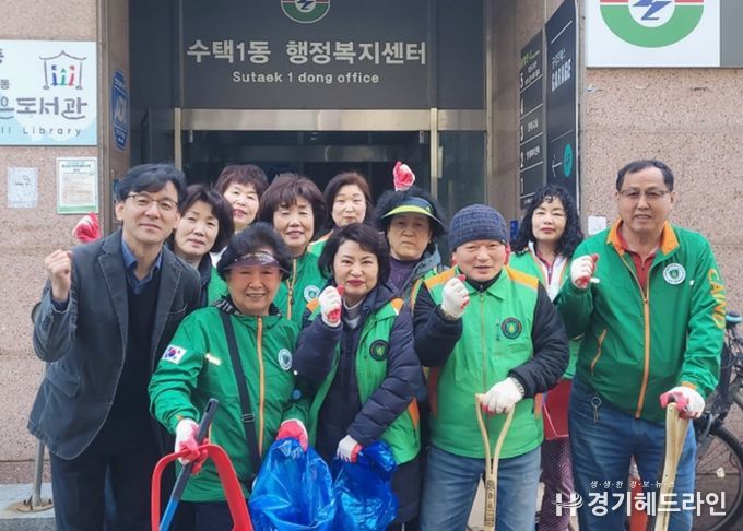 수택1동 자율방재단이 예찰 및 환경정화 활동을 하고 있다.