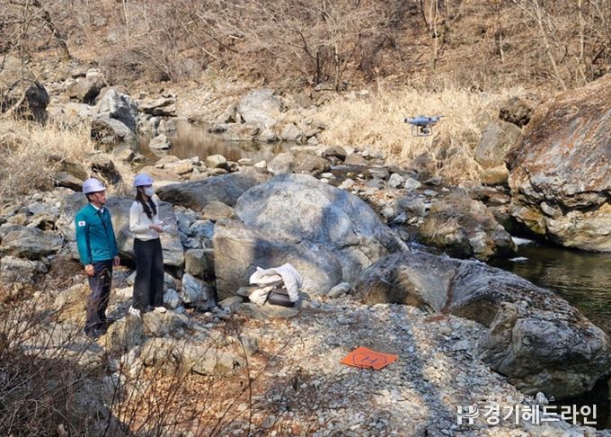 수동계곡 일대에서 드론 촬영을 진행 중인 김상수 부시장