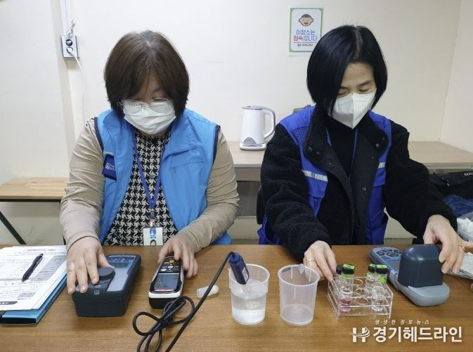 수원시 워터코디가 수돗물 수질을 검사하는 모습