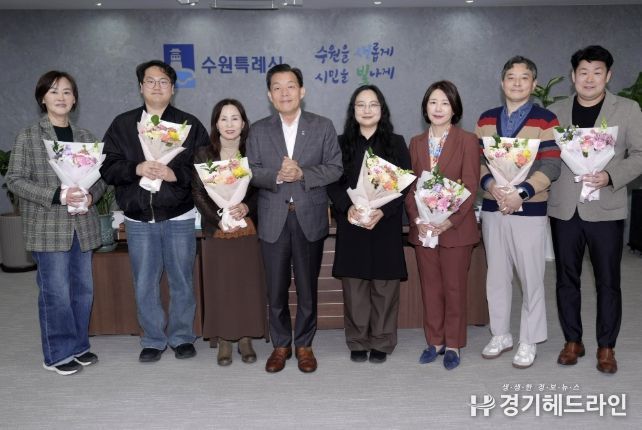 이재준 수원시장이 수원시 인권위원회 신규 위원들에게 위촉장을 전달한 후 기념촬영을 하고 있다.