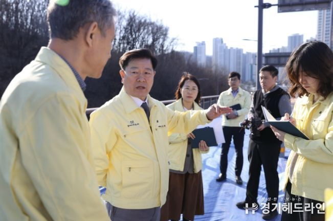 박승원 광명시장이 지난 13일 충훈대교를 방문해 안전 관리에 만전을 가해줄 것을 당부하고 있다.