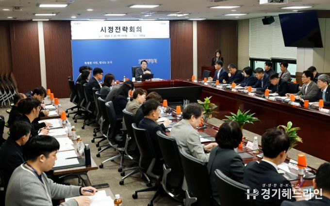 정명근 화성특례시장이 26일 시정전략회의에서 종량제 봉투 불안 사태에 대한 대책을 긴급 지시하고 있다.
