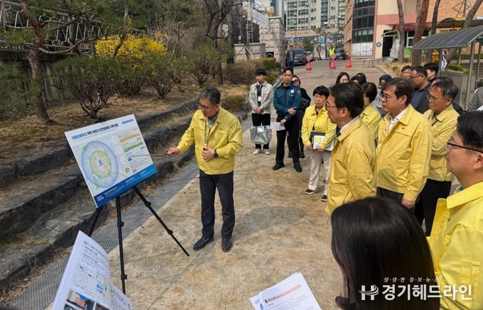 수원시, 행안부 관계자가 현장점검을 하고 있다.