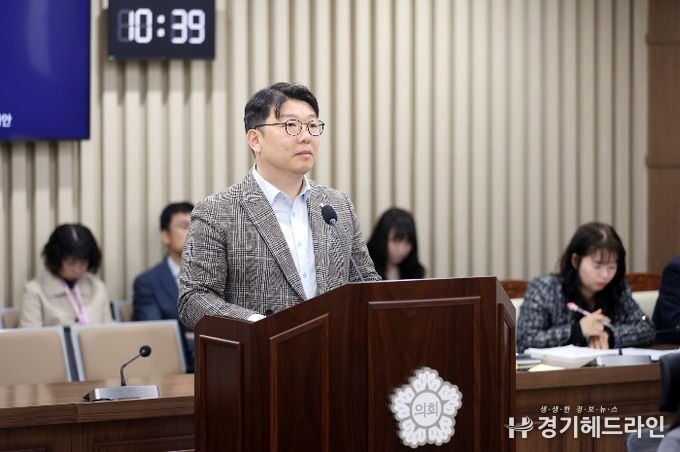 홍종철 의원(국민의힘, 광교1·2)이 제400회 임시회 기획경제위원회에서 조례안에 대해 설명하고 있다.